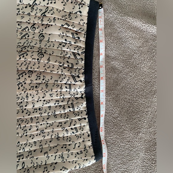 Pleated Skirt with music notes - Silk - Pleated - Picture 3 of 5